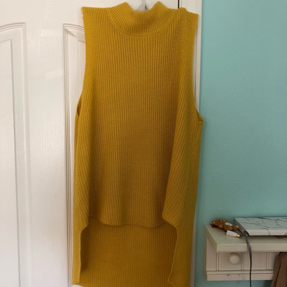 Sleevless yellow mock neck sweater - Picture 1 of 4